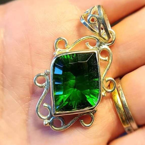 Sterling Silver Emerald Green Pendant - Picture 1 of 5